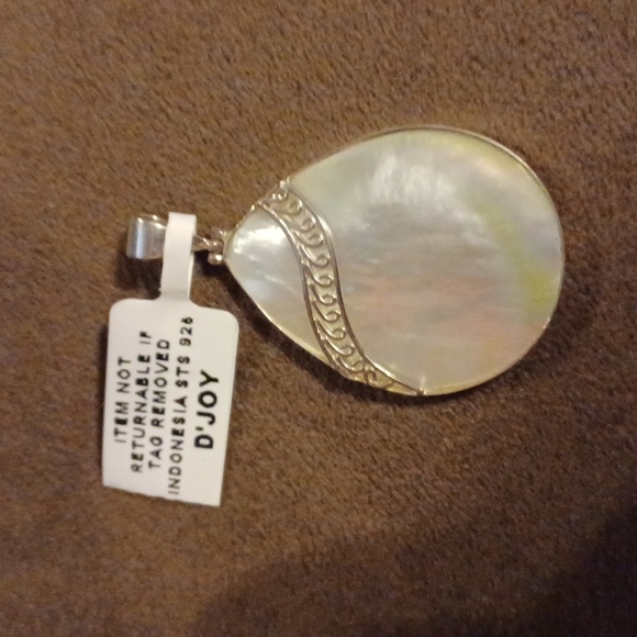 Mother of Pearl Drop Pendant in 925 Sterling Silver - Picture 5 of 6